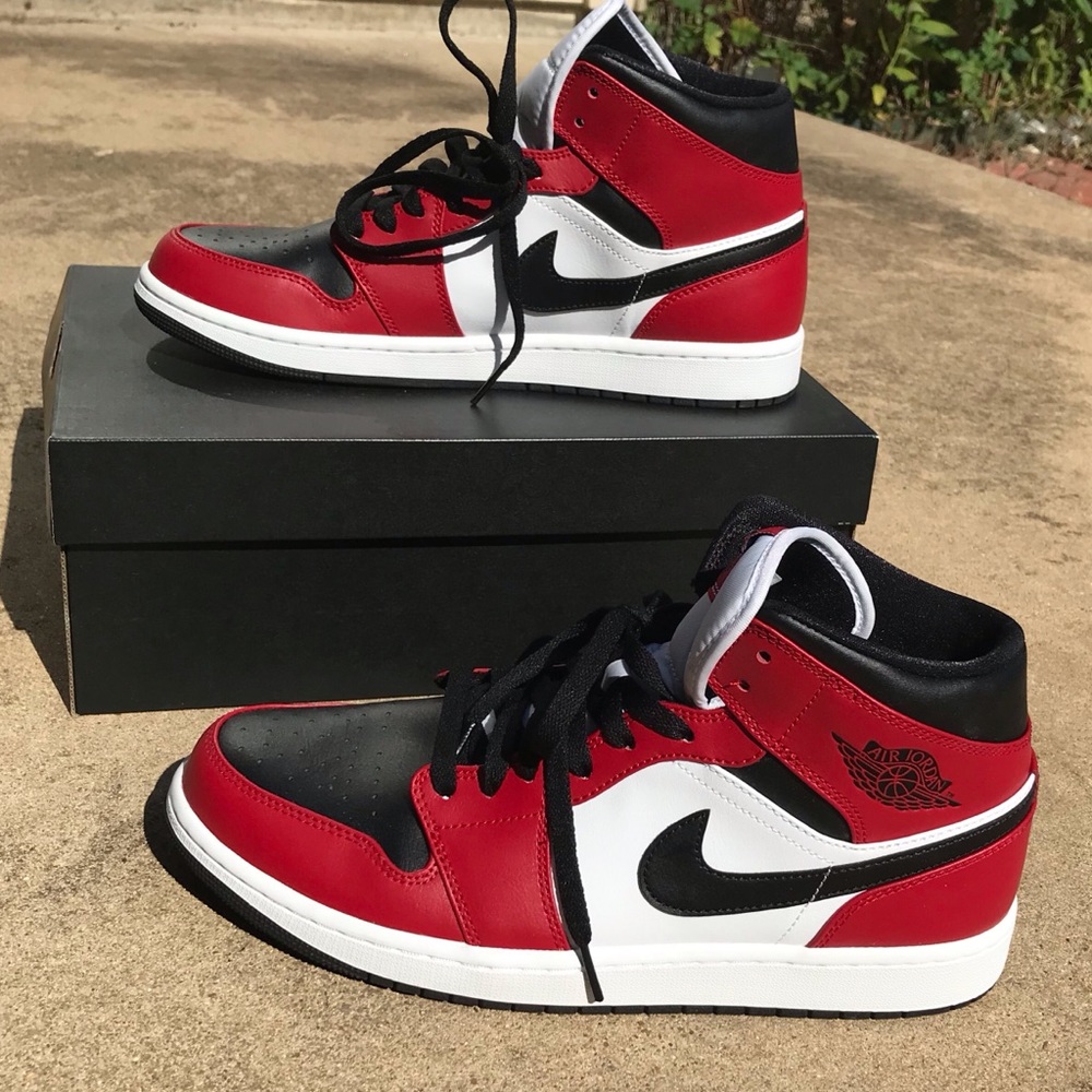 Nike Air Jordan 1 Mid Chicago Black Toe
NWT